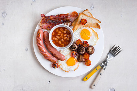 完整的英语早餐豆子美食猪肉食物油炸面包香肠蛋黄桌子熏肉图片