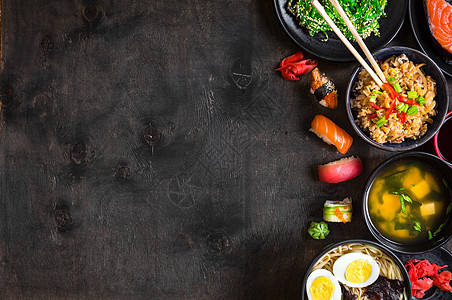 黑暗背景的寿司和日食菜单餐厅框架面条筷子桌子环境蔬菜海苔海鲜图片