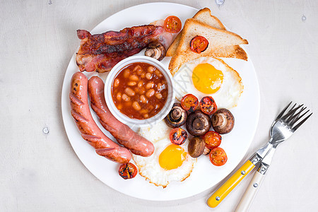 完整的英语早餐桌子猪肉美食油炸盘子食物餐厅熏肉面包豆子图片