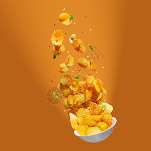 白背景的马铃薯片落到盘子上 广告概念 升华飞行芯片产品饮食营养橙子小吃拼贴画食物筹码油炸蔬菜图片
