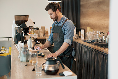 在自助餐厅工作并接受客户订购的男美男子咖啡师职业女士衣服服务咖啡生意药片技术商业女性图片