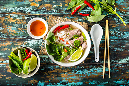 越南汤Pho BO筷子餐厅高架香菜辣椒薄荷乡村牛肉蔬菜盘子图片