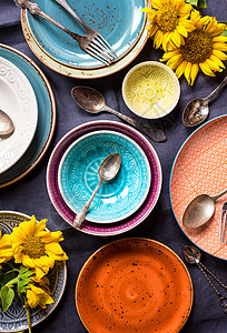 桌布不同的空板食物刀具用具庆典向日葵厨房亚麻宴会陶瓷餐具背景