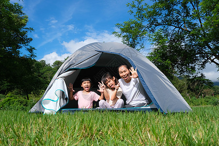 幸福的家庭 母亲和她的女儿们在乡下的暑假期间在露营地的露营帐篷里一起玩耍图片