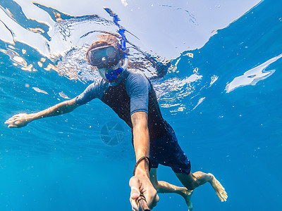 戴面罩的人 在清水中潜行女士闲暇呼吸管蓝色酋长活动环礁海洋游泳娱乐图片