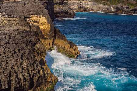 印度尼西亚巴厘岛努沙佩尼达的天使Billabong蓝色石头海洋假期天堂海浪海景岩石海滩旅行图片