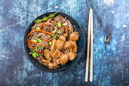 亚洲风格面条筷子美食午餐芝麻桌子厨房炒锅蔬菜红烧烹饪图片