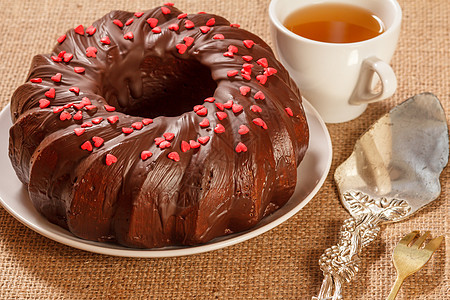 土制巧克力蛋糕 装饰着小心胸 由焦糖制成图片