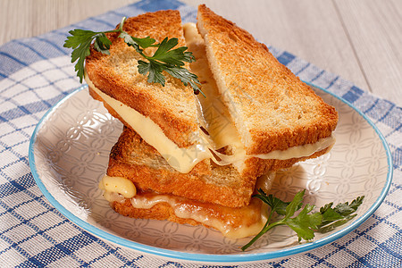 白盘上加奶酪和绿色面食菜的烤面包片桌子甜点餐巾午餐香菜盘子营养厨房黄油面包图片