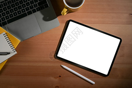 白屏 膝上型电脑 咖啡杯和木制办公桌上的笔记本数码平板电脑图片