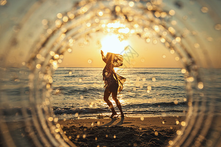 享受夏季快乐日落创造力海洋太阳管道海滩水滴女子女孩舞蹈图片