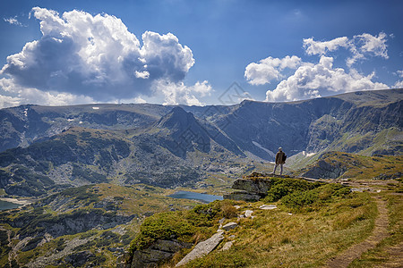 一个男人喜欢从山顶上看美丽的景色 在山上旅行图片