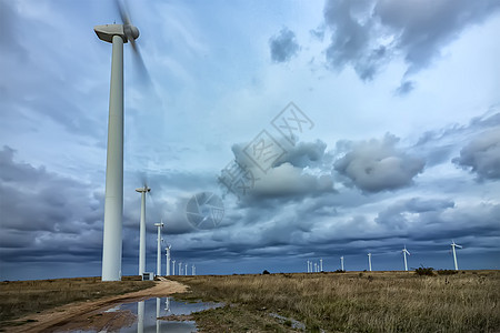 蓝云天空下风力涡轮机农场风车生态活力技术蓝色植物气候场地力量天空图片