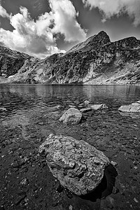 山湖上的黑白美美丽风景 前方有一块大岩石的图片