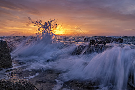 在黑海海岸日出时 海水的惊人喷发 美丽的运动在岩石上模糊了海浪 低角度视图图片