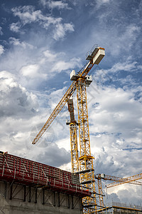 用起重机和建筑对施工工地的日视图 垂直视图职场住宅项目技术住房摩天大楼脚手架工作机器天空图片