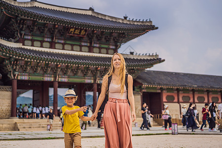 韩国的母子游客 韩国首尔的景福宫 前往韩国的概念 带着孩子旅行的概念旅游叶子儿子男生建筑学堡垒妈妈衣服背包城市图片