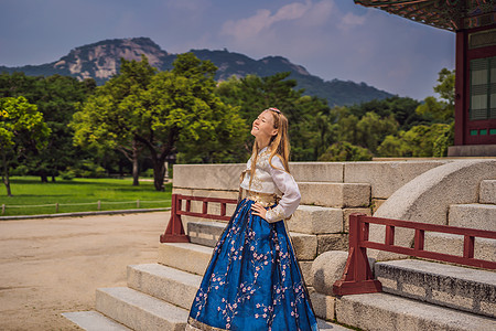 在景福宫穿着韩服的年轻白人女游客 前往韩国的概念 韩国民族服装 游客娱乐试穿韩国民族服饰文化地标女士旅行蓝色城市花园国家街道女孩图片