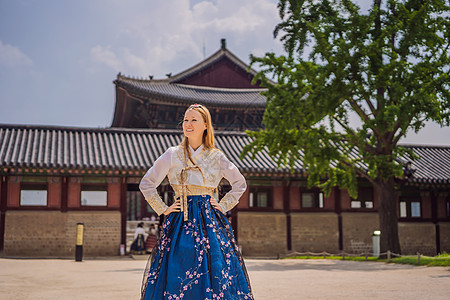 在景福宫穿着韩服的年轻白人女游客 前往韩国的概念 韩国民族服装 游客娱乐试穿韩国民族服饰寺庙旅游地标建筑学微笑文化历史城市传统女图片