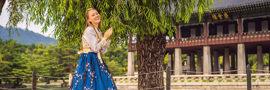 身着韩服民族韩服的年轻白人女游客到韩国旅游的概念 韩国民族服装 游客娱乐试穿韩国民族服装建筑学戏服历史性裙子女士微笑城市文化格式图片