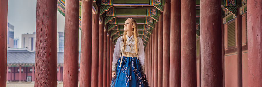 身着韩服民族韩服的年轻白人女游客到韩国旅游的概念 韩国民族服装 游客娱乐试穿韩国民族服装地标微笑历史文化城市建筑学衣服艺术遗产国图片