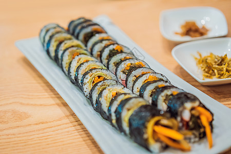 Gimbap或Kimbap是韩国用蒸白水稻泡和各种其他成分制成的盘子 卷在干拉弗海藻金片中 并用于咬小切片厨房食物寿司菠菜食品蔬图片