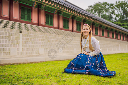 身穿韩服的年轻白人女游客 前往韩国的概念 韩国民族服装 游客娱乐试穿韩国民族服饰文化历史戏服传统城市观光裙子吸引力建筑学女士图片