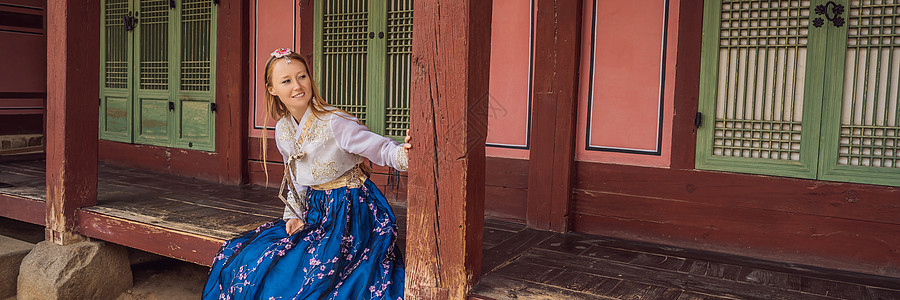 身着韩服民族韩服的年轻白人女游客到韩国旅游的概念 韩国民族服装 游客娱乐试穿韩国民族服装戏服文化国家裙子城市城堡旅行建筑学女孩吸图片