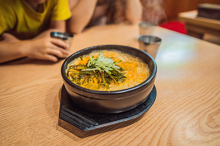 咖喱菜 辣辣拉面面 加菠菜和鸡蛋午餐美味高角度盘子食物桌子面条菠菜餐厅烹饪图片