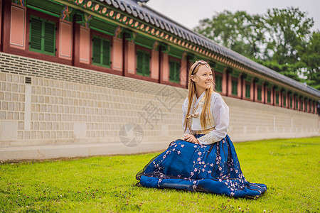 身穿韩服的年轻白人女游客 前往韩国的概念 韩国民族服装 游客娱乐试穿韩国民族服饰女士戏服传统艺术旅游文化裙子城堡历史城市图片