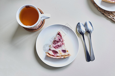 一片草莓派和一杯茶糕点美食浆果甜点奶油水果背景黄色蛋糕覆盆子图片