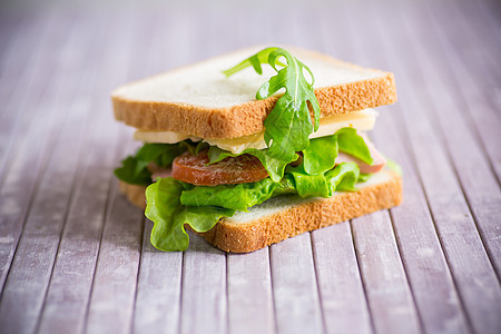 三明治加各种绿色 奶酪 香肠 番茄厨房早餐木板树叶营养小吃美食蔬菜乡村炙烤图片