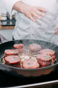 在煎锅中烹调牛排 在烹饪大师班烹饪牛肉 厨师的手 烹饪奴才牛排 在家做饭饮食食物派对男性健康饮食牛扒午餐鱼片平底锅黄油图片