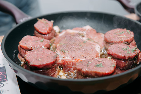 在煎锅中烹调牛排 在烹饪大师班烹饪牛肉 厨师的手 烹饪奴才牛排 在家做饭饮食男性平底锅鱼片盘子美食炙烤黄油牛扒食物图片