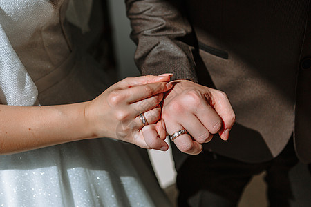 新婚夫妇的手 戴结婚戒指的新娘成人男人妻子手指家庭婚礼男性庆典夫妻浪漫图片