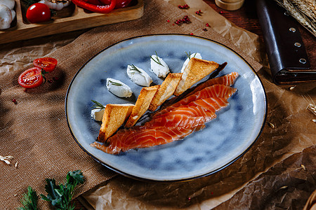 有炸面包和酸奶油片的红鱼饮食健康午餐烹饪胡椒盘子鱼片刀具厨房菜肴图片