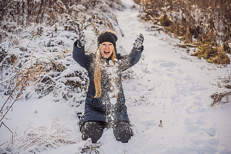 女人冬天玩得开心 扔雪快乐外套雪花成人小路新年朋友情侣太阳森林图片