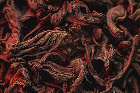在红灯的黑色散叶茶作为背景 干红茶叶的质地 深色背景 极端微距模式 黑叶茶特写红色叶子草本芳香宏观香气草本植物茶叶饮料树叶图片