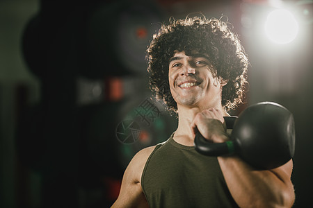 增强每届会议的力度重量运动员生活方式训练运动微笑力量男人肌肉举重图片