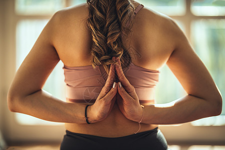 瑜伽她每日例行活动的一部分隔离训练疾病女士运动平衡身体沉思封锁安全图片