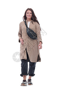 美丽的年轻女士走在开会的路上 参加一个会议跨步外套白色冒充手提包配件运动鞋广告牌羊毛季节背景图片
