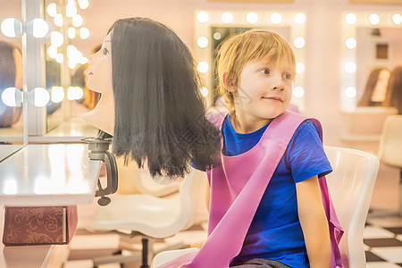 男孩美发师 职业选择日 在儿童美容院的美发师玩耍 发型师 美发 理发师工作头发男生梳子男性衬衫理发金发工人持有发型图片