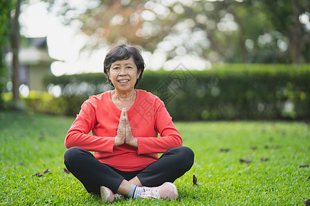 年长的亚洲女性在花园里练习瑜伽 呼吸 冥想 工作 身体好 健康的概念娱乐女孩运动姿势平衡发展公园训练专注女士图片