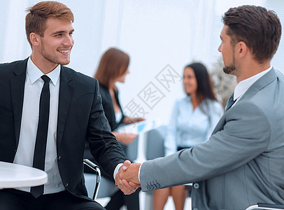 经理和办公室的客户握手职业生意人员工工作微笑伙伴人士男性商业讨论图片