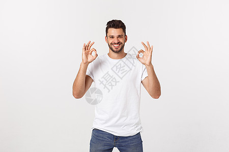 满意的年轻人展示了好的标志 在白色背景上隔离相机喜悦手指手势成人学生微笑男生冒充男人图片