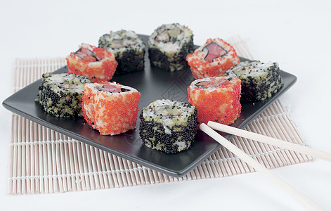 寿司套装不同类型的 Maki 寿司和筷子在 ab鳗鱼海鲜螃蟹海藻烹饪美食盘子小吃黄瓜服务图片