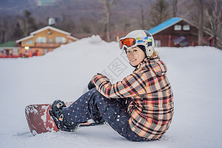 在滑雪度假胜地的阳光明媚的冬日季节乐趣闲暇女士山脉滑雪板假期旅行青少年女孩们图片