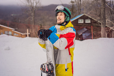 冬季在滑雪度假胜地的男性滑雪车季节木板娱乐享受空气乐趣行动假期男人滑雪者图片