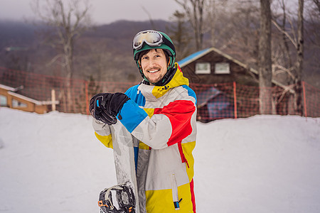 冬季在滑雪度假胜地的男性滑雪车运动装季节滑雪者单板男人森林成人活动乐趣空气图片