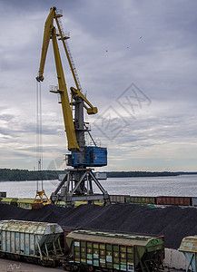 Vyborg海港 起重机 将煤卸入马车货运加载车皮活力货车物流金属贮存卸载送货图片